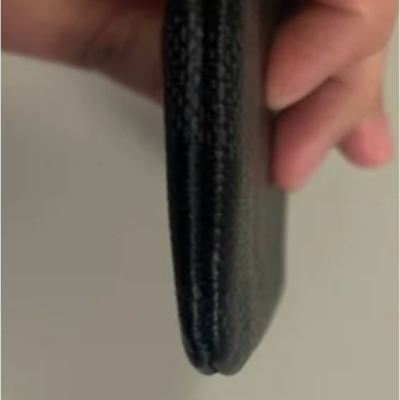 Louis Vuitton Damier Graphite Key pouch.
Missing chain that attaches the clasp. - Picture 5 of 6